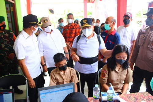 Gubernur dan Ketua PKK Provinsi Kunjungi Siswa di Barut