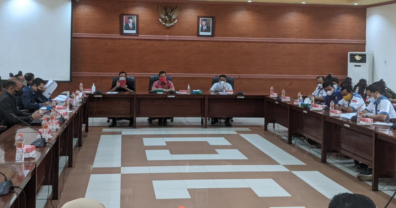 BEREMBUK: Wakil Ketua I DPRD Kapuas, Yohanes bersama Ketua Komisi II DPRD Kapuas, Syarkawi H Sibu, Sekretaris Komisi IV DPRD Kapuas Didi Hartoyo, juga anggota Komisi II DPRD Kapuas menggelar RDP dengan instansi terkait, buruh, serta perusahaan, Senin (10/9/2021)./ALH