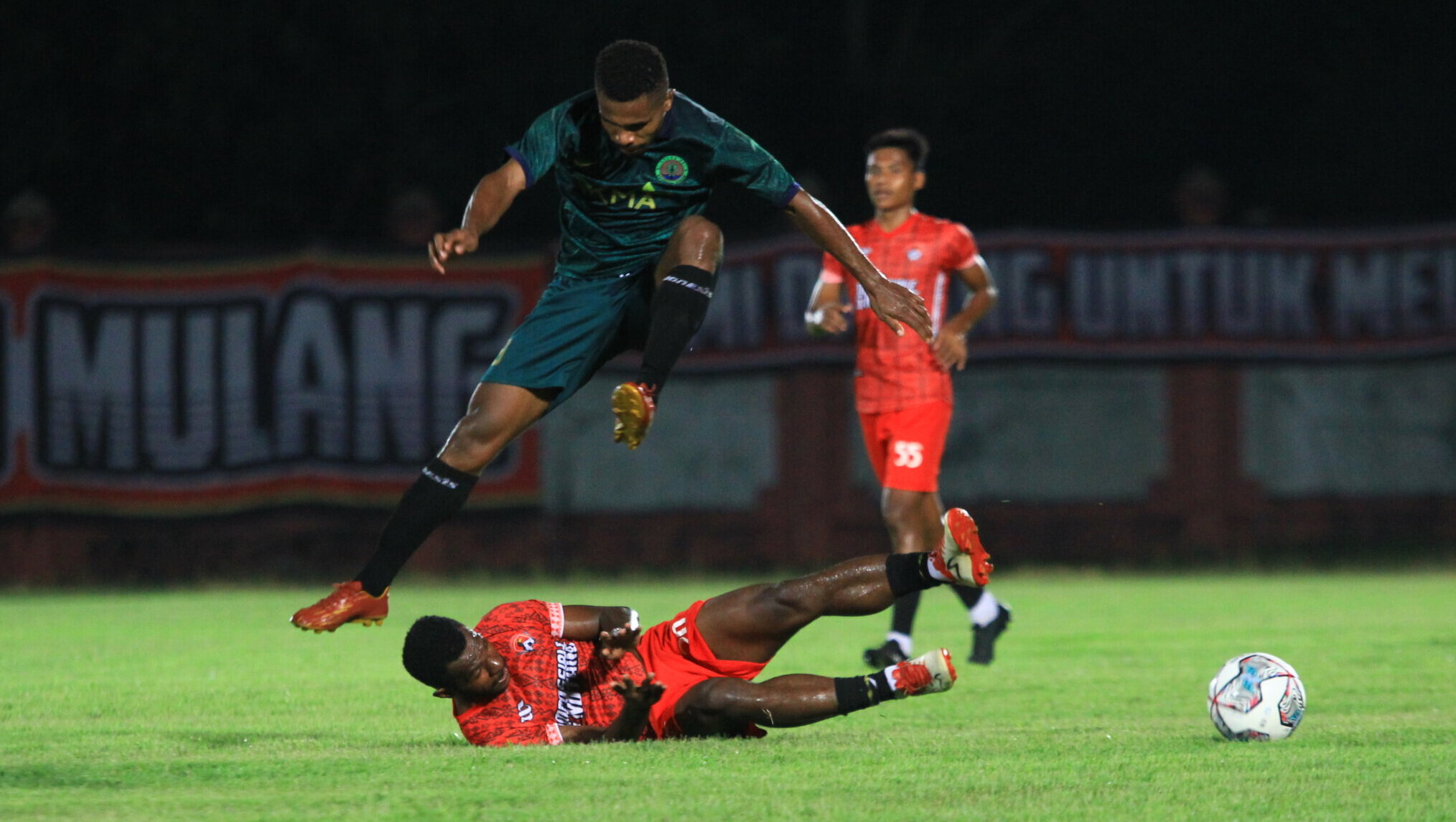 SIAP BERTARUNG: Kalteng Putra saat laga uji coba dengan tim lokal di Stadion Tuah Pahoe, Minggu malam (3/10). /denar