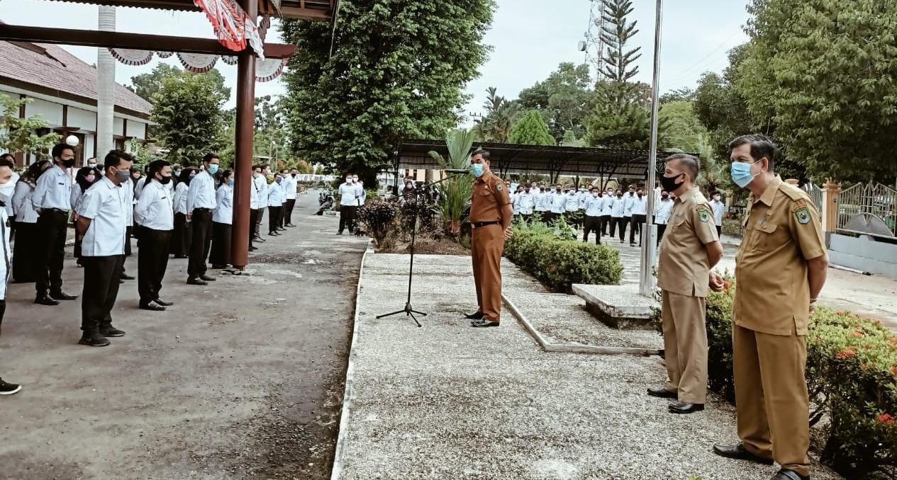 Sekretaris Dewan Kapuas Drs. Yunabut saat memimpin apel bersama, Senin (4/10) lalu.