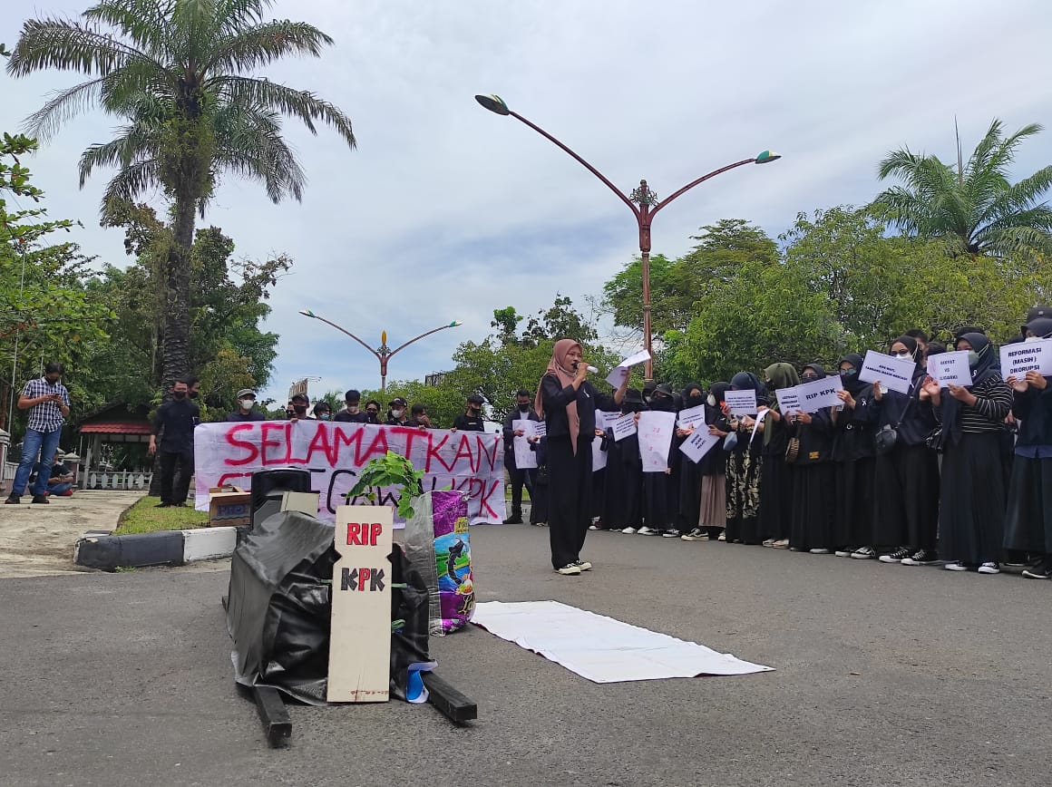 AKSI: Para mahasiswa melakukan demonstrasi untuk menyatakan sikap penolakan kedatangan Ketua KPK RI ke Kalteng di halaman kantor Disdik Kalteng, Rabu (6/10).