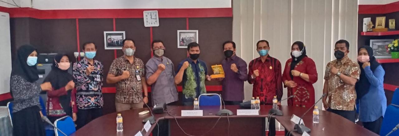 KUNKER: Ketua Bapemperda DPRD Kabupaten Kapuas, Algrin Gasan didampingi anggota, menyerahkan cendera mata saat kaji banding di DPRD Kabupaten Banjar, Kalsel, Jumat (8/10).