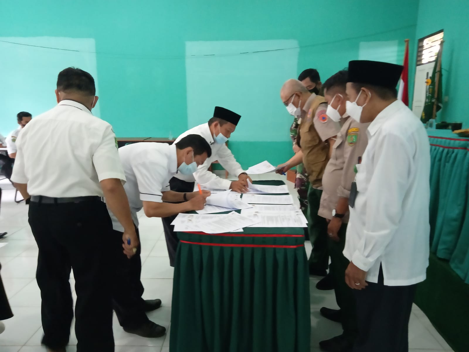 SEPAKAT: Penandatangan komitmen bersama tentang protokol kesehatan pada penerapan PTM terbatas pada satuan pendidikan Kemenag Kabupaten Bartim, Senin (18/10). / KEMENAG BARTIM
