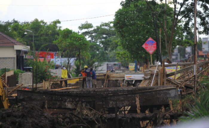 DIGENJOT: Para pekerja proyek terus berupaya menyelesaikan pembangunan drainase primer di Jalan Bukit Keminting, Rabu (20/10)./ena
