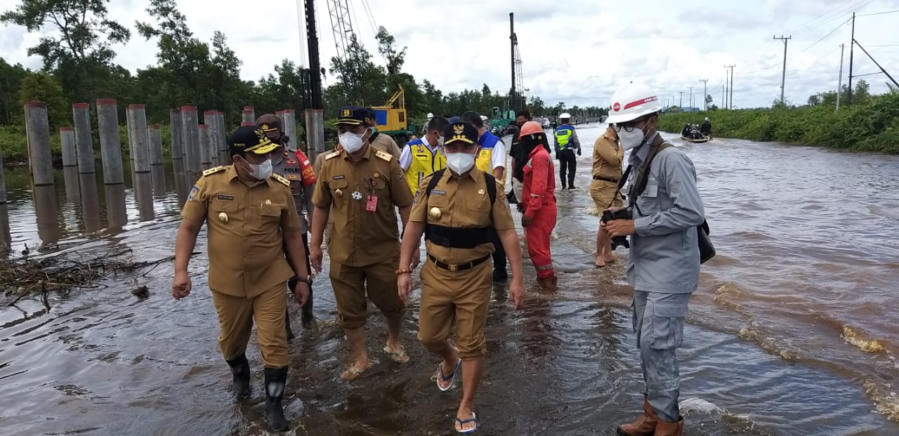 MENINJAU: Gubernur Kalteng H Sugianto Sabran dan Wakil Gubernur H Edy Pratowo didampingi Kepala Dinas PUPR Kalteng H Shalahuddin memantau pembangunan pile slab di Bukit Rawi, beberapa waktu lalu.
