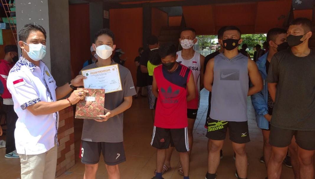 Beri dukungan: Anggota DPRD Kapuas, Bardiansyah, menyerahkan hadiah dalam seleksi atlet atletik Kapuas, Sabtu (23/10).