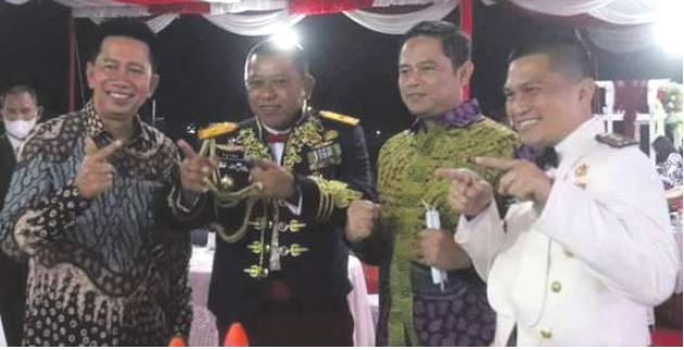 SERTIJAB : Bupati Barito Utara H Nadalsyah bersama Brigjen TNI Yudianto Putrajaya, Dandim 1013 Muara Teweh Letkol Kav Renaldi Irawan dan Kapolres Barito Utara AKBP Dodo Hendro Kusuma menghadiri serah terima jabatan Danrem 102/Panju Panjung di Aula Sudirman Makodam XII/Tanjungpura, Pontianak, Selasa (19/10).