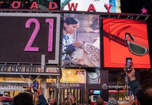 Batik Nusantara di Billboard Time Square New York