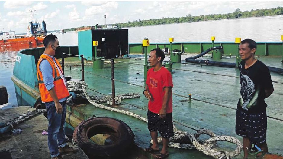 MENINJAU: Ketua Komisi IV DPRD Kotawaringin Timur Muhammad Kurniawan Anwar saat meninjau Pelabuhan Bagendang, beberapa waktu lalu.