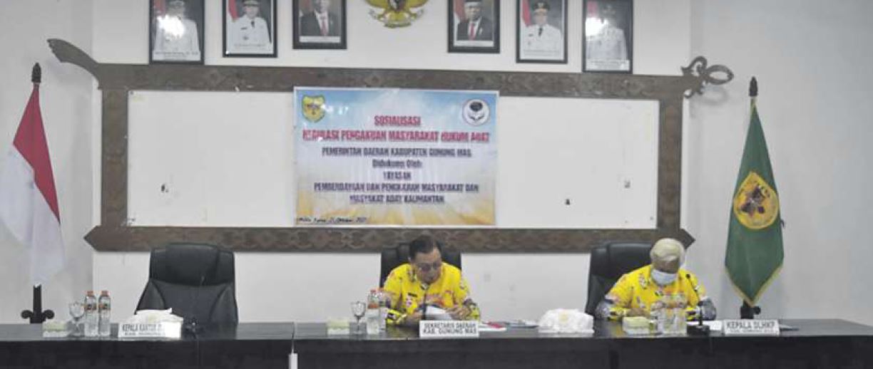 SAMBUTAN : Sekretaris Daerah Gunung Mas Yansiterson saat menyampaikan sambutan Bupati Jaya Samaya Monong dalam rangka sosialisasi regulasi pengakuan masyarakat hukum adat tahun 2021 di Kuala Kurun, Kamis (21/10).