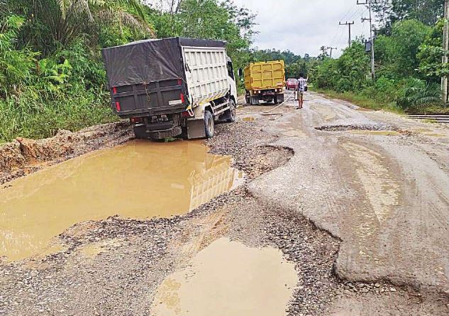 RUSAK : Kondisi jalan Desa Tumbang Danau yang rusak parah. Dekat lokasi tersebut sedang ada pembangunan salah satu perusahaan besar swasta (PBS) yang akan berinvestasi di Kabupaten Gunung Mas.