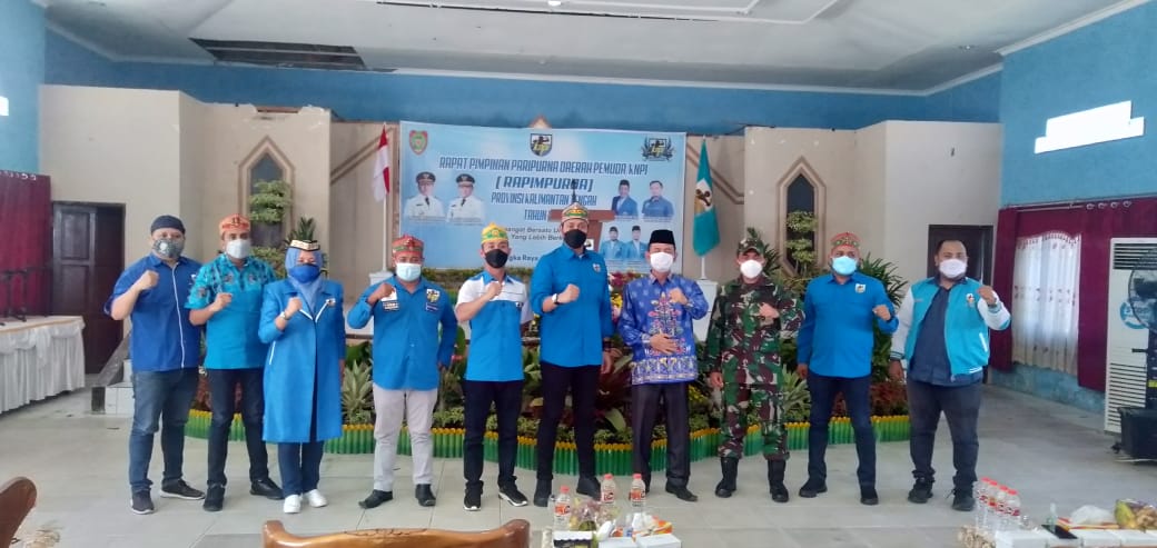 SINERGI : Seluruh jajaran DPD KNPI Kalteng foto bersama usai melaksanakan RAPIMPURDA ke XV, di Aula Sahawung, Sabtu (9/10/2021). FOTO IST