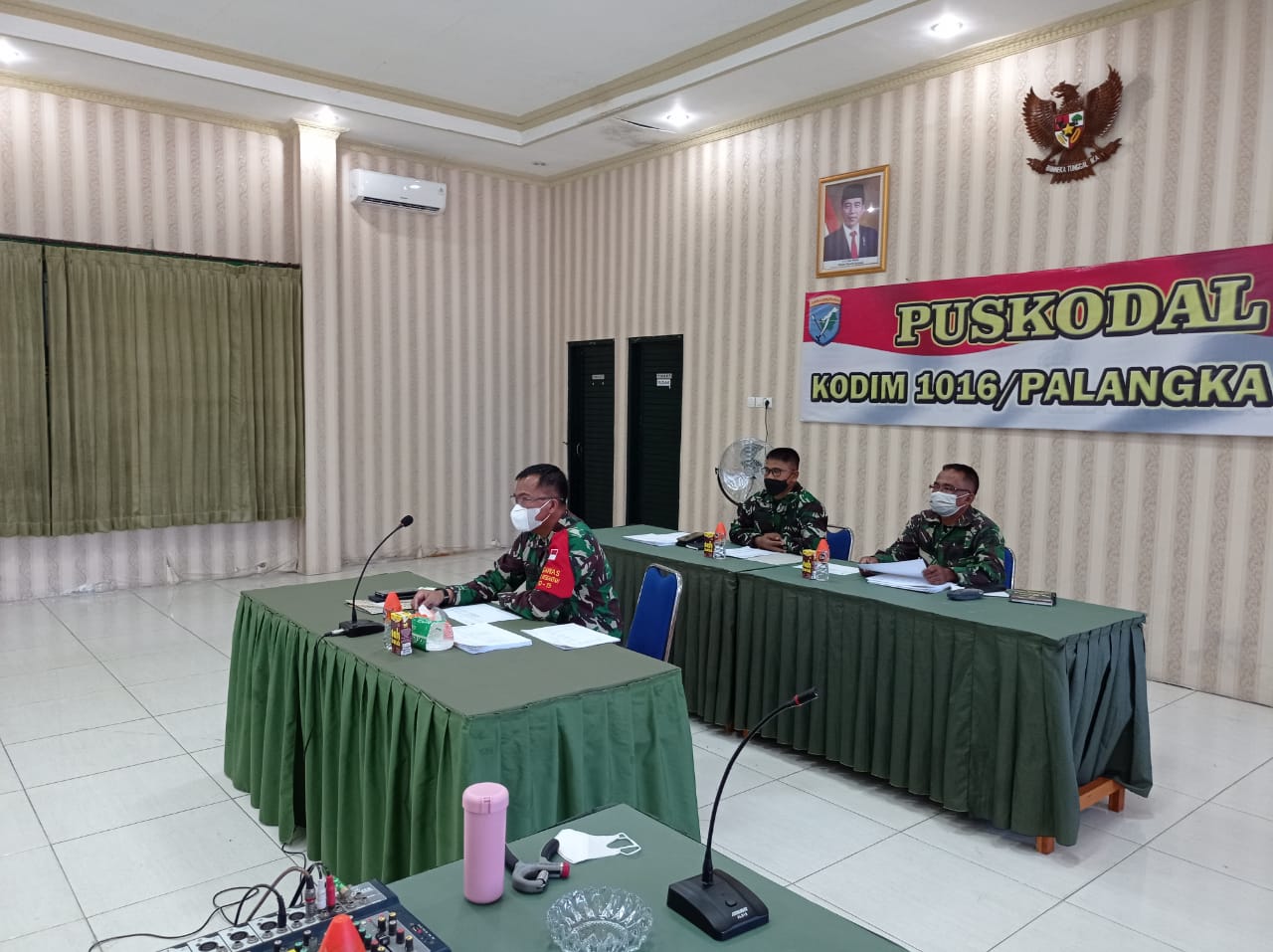 MENGIKUTI : Dandim 1016/Plk Kolonel Inf Rofiq Yusuf, S.Sos mengikuti Rapat Evaluasi Program Kerja (Progja) serta Anggaran Triwulan III Tahun Anggaran 2021 secara virtual, di Aula Makodim 1016/Plk, Selasa (19/10/2021).