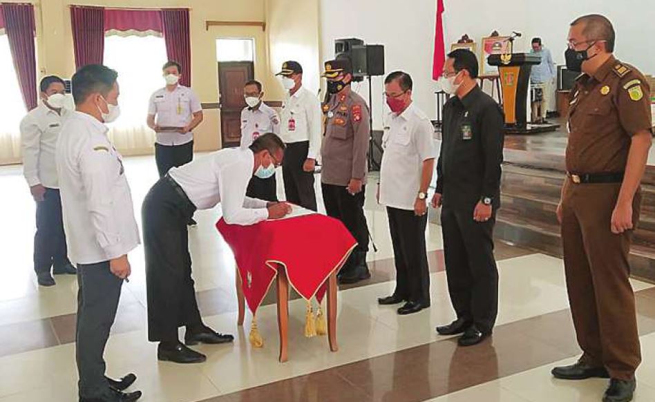 WUJUDKAN PILKADES DAMAI: Bupati Katingan Sakariyas dan tamu undangan menyaksikan calon kepala desa dan camat, ketika menandatangani deklarasi damai bersama, menghadapi pilkades serentak 2021 di Kabupaten Katingan, Rabu (27/10).