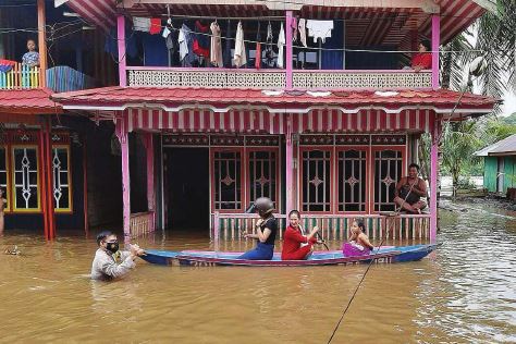 TERENDAM: Banjir kembali melanda wilayah Kabupaten Murung Raya seperti terpantau di Desa Juking Pajang Kecamatan Murung, Senin (4/10).