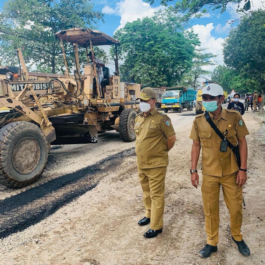 Bupati Kotim, Halikinnor melihat langsung perbaikan jalan dalam kota yang dilakukan Dinas PUPR, belum lama ini.