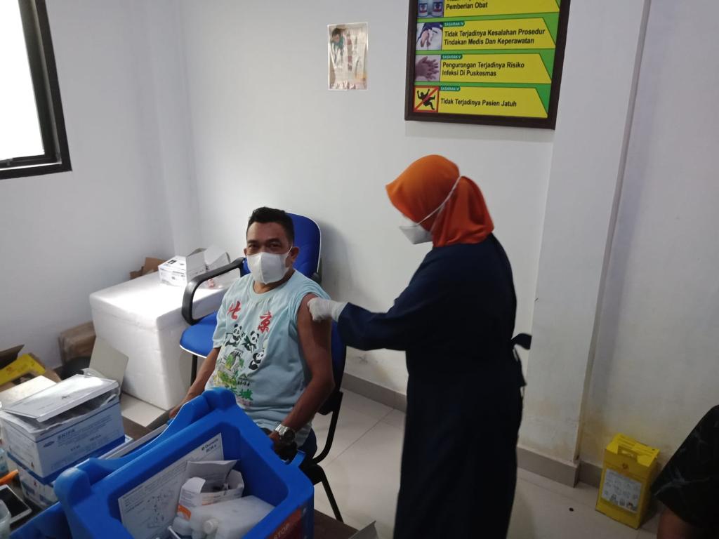 VAKSINASI: Salah satu warga kotim sedang menjalani vaksinasi.