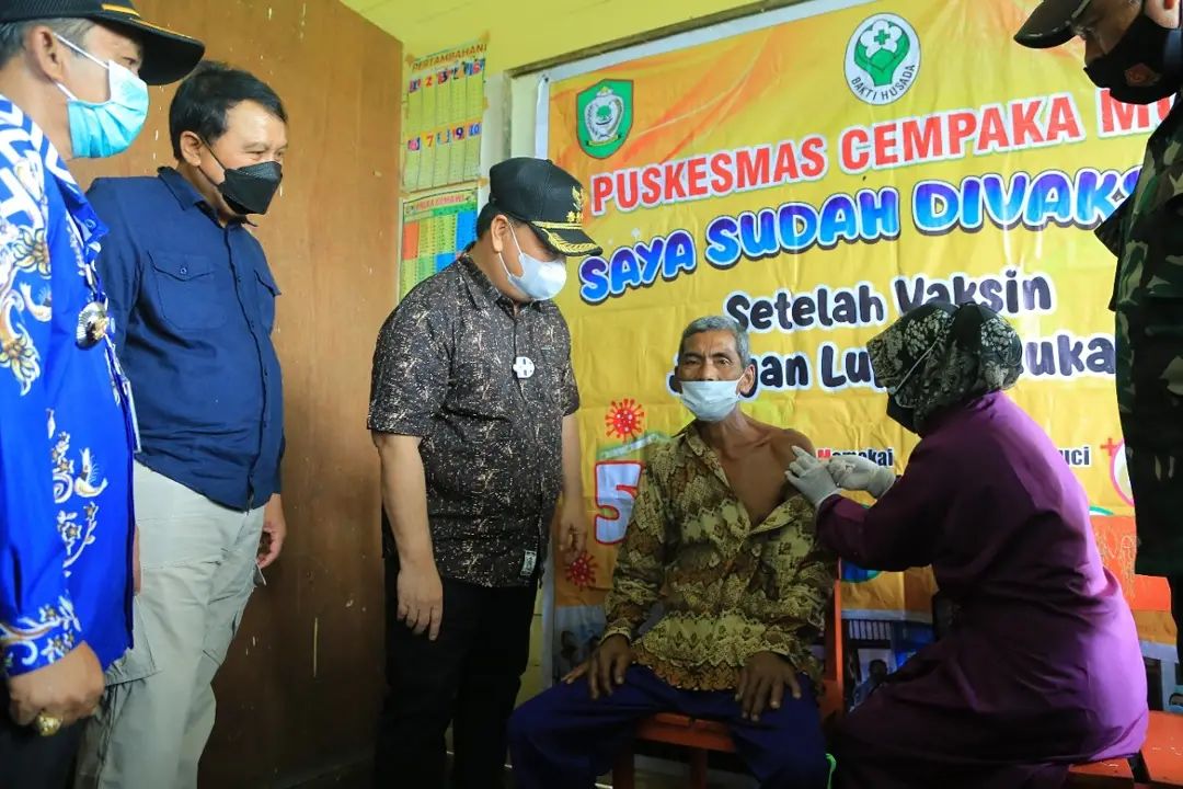 VAKSINASI: Bupati Kabupaten Kotim H Halikinnor didampingi Sekda Fajrurrahman memantauan pelasanaan vaksinasi Covid-19 di Dusun Teluk Tewah Desa Luwuk Bunter Kecamatan Cempaga, Sabtu (2/10)./PROKOPIM