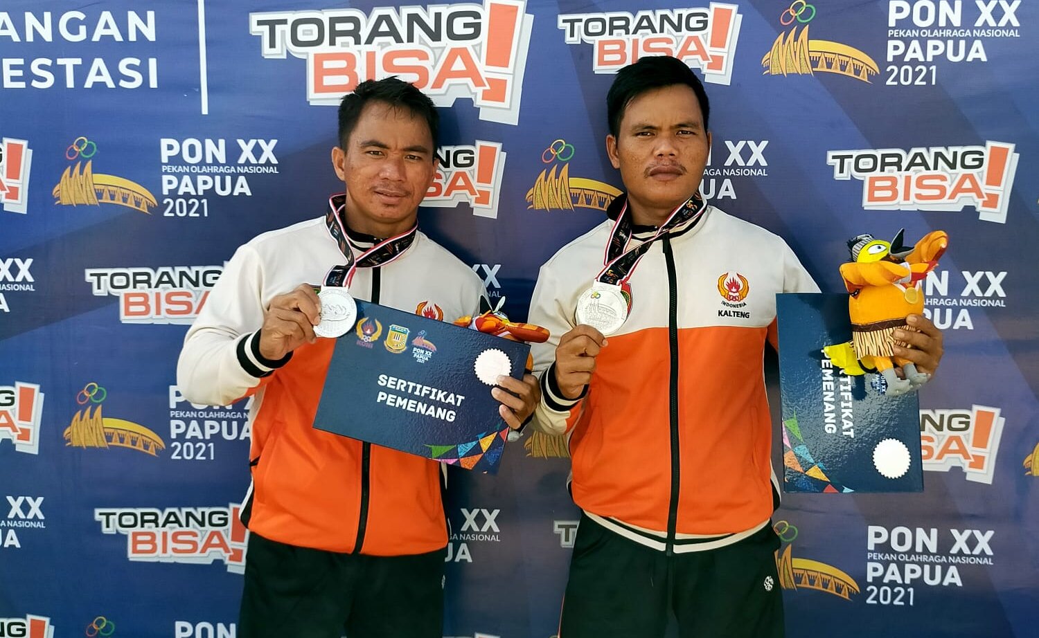 PRESTASi: Brigadir Poliyansyah dan Briptu Hendra Jaya Tim Dayung Kalteng peraih Medali Perak POM XX Papua merupakan anggota SPN Polda Kalteng.