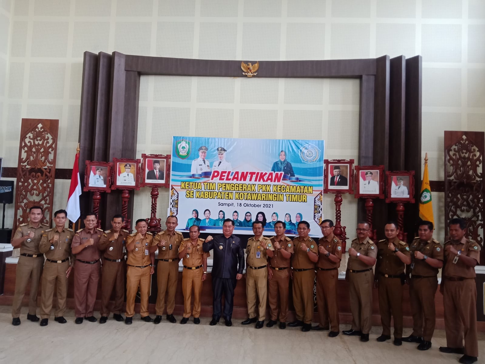 KEBERSAMAAN: Bupati Kabupaten Kotim H Halikinnor berfoto bersama dengan sejumlah Camat, belum lama ini.