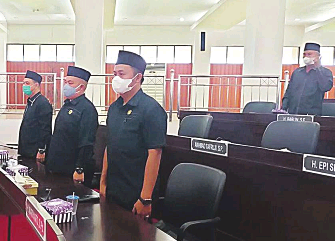 HADIRI RAPAT: Anggota DPRD Mura mengikuti rapat paripurna bersama Pemkab setempat di Gedung Dewan, belum lama ini.