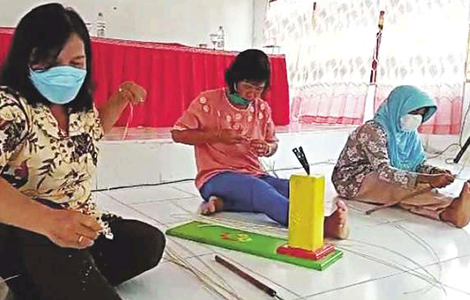 DILATIH: Para perajin lokal mengikuti pelatihan anyaman rotan yang dilaksanakan Dinas koperasi UKM Perindustrian dan Perdagangan Mura di Desa Danau Usung, belum lama ini.