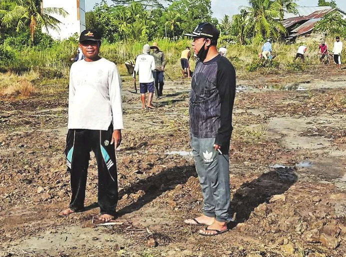 KERJA BAKTI: Anggota DPRD Katingan, Yudea (kanan) kerja bakti di salah satu desa di wilayah hilir Katingan, beberapa waktu lalu.