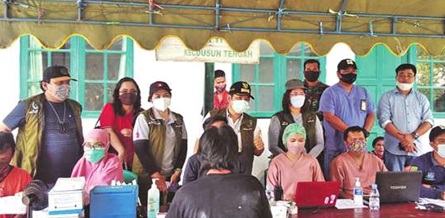 MOTIVASI: Bupati Barito Timur Ampera AY Mebas meninjau vaksinasi massal di Desa Wuran, Kecamatan Karusen Janang, Sabtu (23/10)