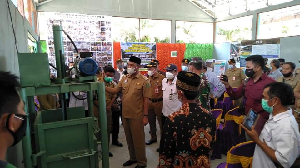 CEK SARPRAS: Bupati Sukamara H Windu Subagio mengecek mesin pencacah sampah milik TPS 3R Bukit Patung Jaya saat meresmikan TPS 3R di Desa Bangun Jaya, belum lama tadi.