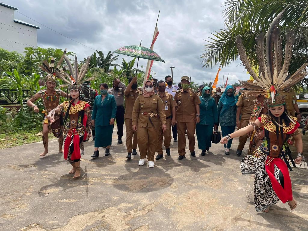 KUNJUNGAN: Wakil Bupati Kotim, Irawati saat menghadiri serah terima jabatan Camat Telaga Antang, belum lama ini.