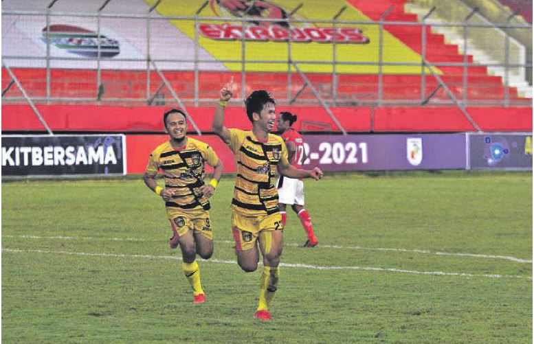 SELEBRASI : Pemain Mitra Kukar, Dennish Diaz Himawan bersama rekannya merayakan gol ke gawang PSBS Biak menit 88 pada laga Grup D Liga 2 Indonesia musim 2021 di Stadion Tuah Pahoe, Palangka Raya, Kamis (7/10) sore.