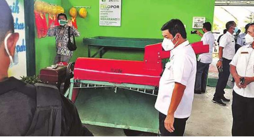 UJI COBA : Bupati Barito Timur Ampera AY Mebas meninjau peralatan pencacah sampah rumah tangga dalam peresmian TPS3R di Janah Munsit, beberapa waktu lalu.