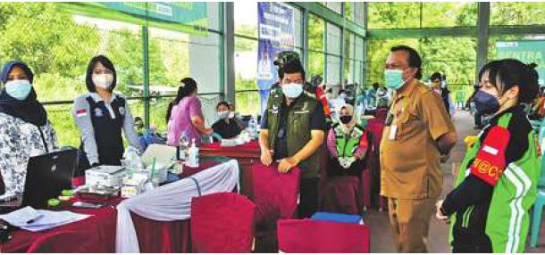 MEMANTAU: Bupati Ampera AY Mebas didampingi Kepala Dinas Kesehatan Barito Timur dr Jimmi WS Hutagalung saat memantau vaksinasi massal Covid-19 di Tenis Indoor Tamiang Layang, Selasa (26/10).