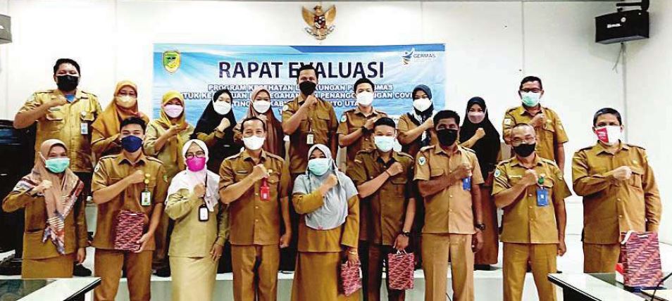 FOTO BERSAMA : Kepala Dinas Kesehatan Kabupaten Barito Utara H Siswandoyo foto bersama peserta usai pembukaan rapat evaluasi di lantai 1 aula setda, Senin (11/10).