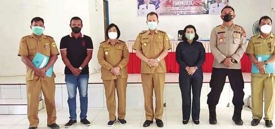 FOTO BERSAMA : Anggota Dewan Perwakilan Rakyat Daerah Gunung Mas Rayaniatie Djangkan (baju hitam) foto bersama Bupati Jaya S Monong serta pejabat lainnya saat berada di Desa Hurung Bunut, belum lama ini.