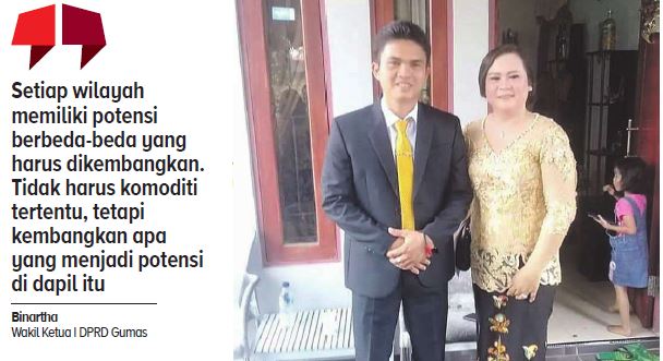 Wakil Ketua I Dewan Perwakilan Rakyat Daerah (DPRD) Kabupaten Gunung Mas Binartha foto bersama istrinya.