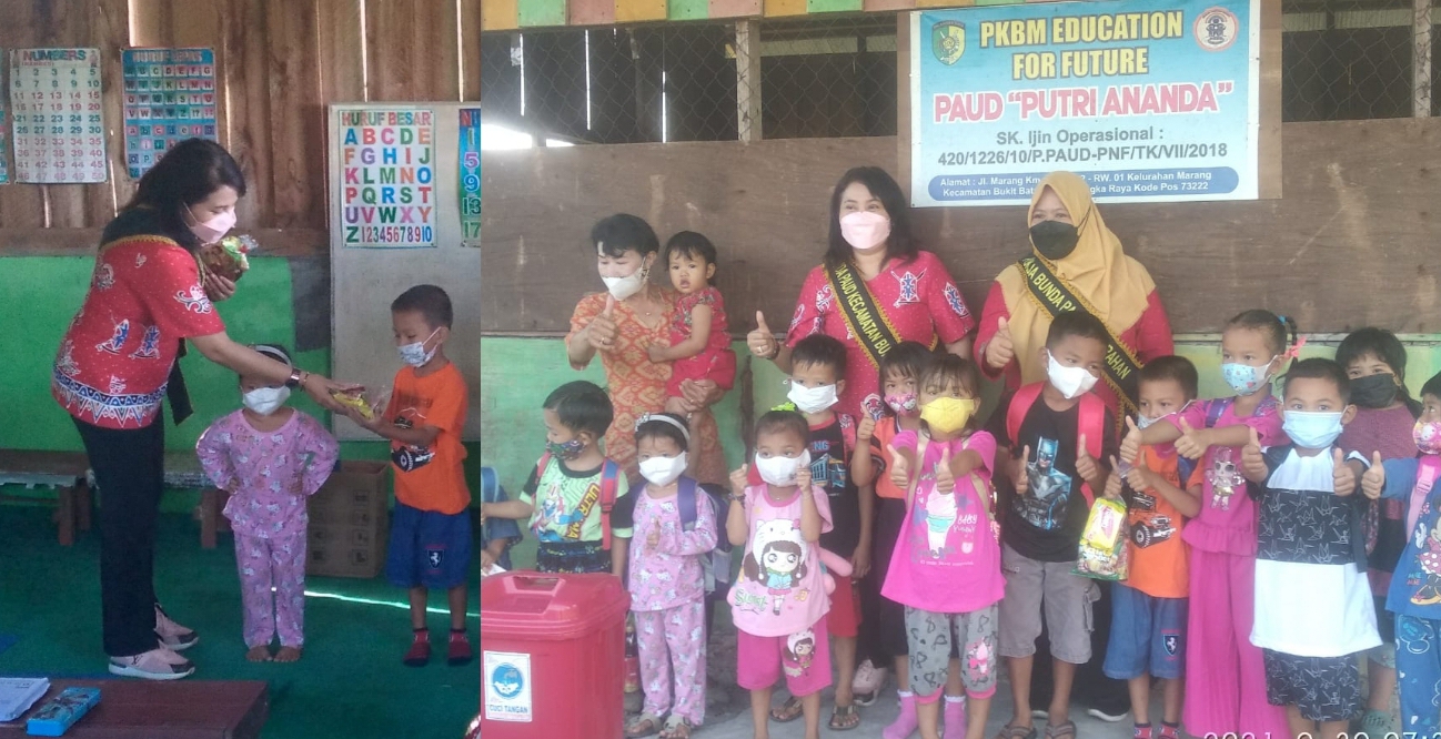 BERI SEMANGAT : Ketua Bunda PAUD Kecamatan Bukit Batu Avelyne Widyarini memberi semangat kepada anak-anak PAUD Putri Ananda, Kelurahan Marang, Kamis (30/9/2021). FOTO IST