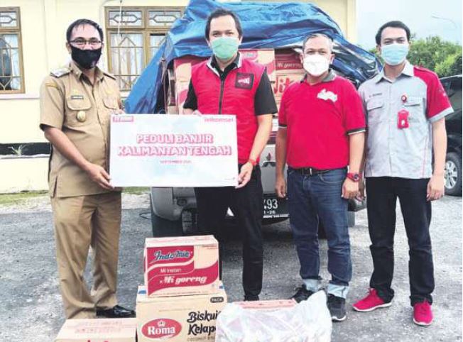 PEDULI BANJIR: Wakil Bupati Katingan Sunardi, ketika menerima bantuan sosial dari salah satu provider. Saat itu Sunardi juga berharap pihak provider agar dapat memperluas jaringan di Kabupaten Katingan Katingan.