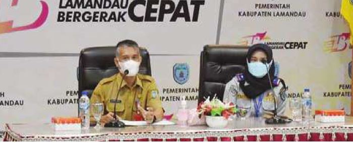 ARAHAN : Sekda Lamandau M Irwansyah (kiri) didampingi Kadis Perhubungan Lamandau Atie Dieny (kanan) saat memimpin rapat sosialisasi terkait ODOL di Aula Kantor Bupati Lamandau, belum lama ini.