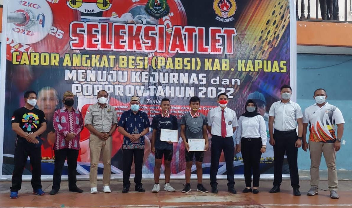 BERI DUKUNGAN: Ketua Umum PABSI Kabupaten Kapuas yang juga anggota DPRD Kabupaten Kapuas, Kunanto (kanan) bersama Asisten Administrasi Umum Setda Kapuas Idie I Gaman, Ketua Umum KONI Kapuas H Saferaniansyah, Inspektur Kabupaten Kapuas Heri Bowo dan para pengurus KONI Kabupaten Kapuas, dalam pembukaan seleksi atlet angkat besi yang digelar PABSI Kapuas, Kamis (28/10).
