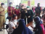 MENINJAU : Bupati Barito Timur Ampera AY Mebas meninjau vaksinasi massal di Pasar TDK Tamiang Layang, Senin (1/11).