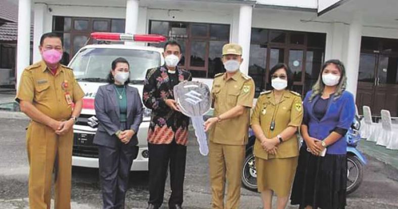 BANTUAN : Anggota DPRD Gumas Rayaniatie Djangkan (dua dari kiri) bersama Bupati Jaya S Monong, menyerahkan mobil jenazah yang merupakan bantuan dari dana aspirasi miliknya dan diberikan kepada Majelis Resort GKE Kuala Kurun di halaman kantor bupati setempat, Senin (1/11) siang.