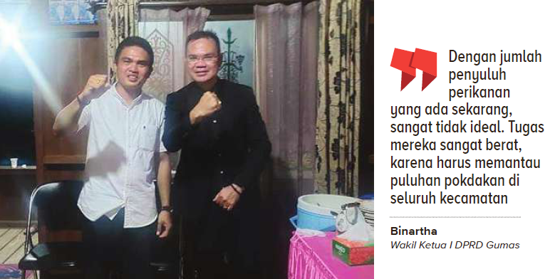 Wakil Ketua I Dewan Perwakilan Rakyat Daerah Gunung Mas Binartha (kiri baju putih).