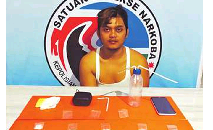 DITANGKAP: Arif Ardianto ketika diamankan di Satnarkoba Polres Kobar, Senin (22/11).