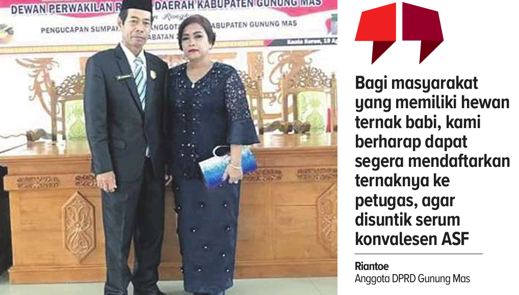 Anggota DPRD Gunung Mas Riantoe foto bersama istrinya.