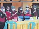 DUKUNGAN: Bupati Barito Timur Ampera AY Mebas meninjau pelaksanaan vaksinasi massal, Sabtu (6/11).