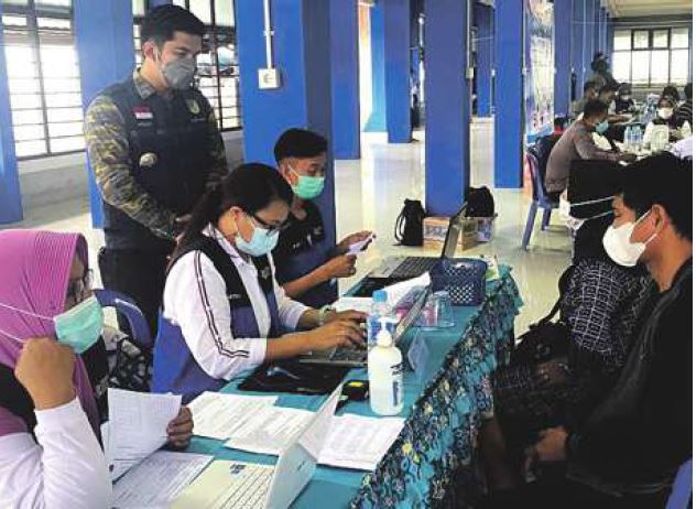 KEJAR TARGET: Vaksinasi Covid-19 yang dilaksanakan di sekitar pertokoan Barito Permai, Muara Teweh, Jalan Sengaji Hulu, baru-baru ini.