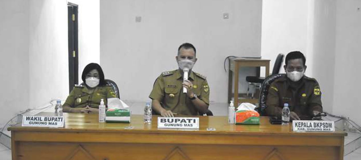 MEMBUKA: Bupati Gunung Mas Jaya Samaya Monong (teng