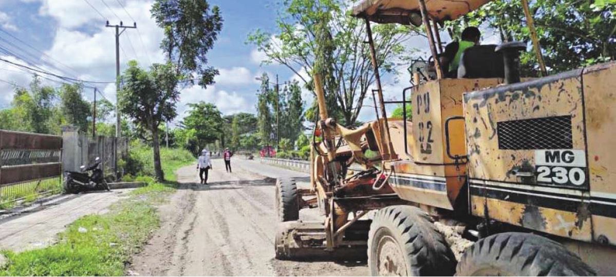 PERBAIKAN JALAN: Sebuah alat berat motor grader melakukan pekerjaan perataan ruas Jalan HM Arsyad, Kamis (4/11)