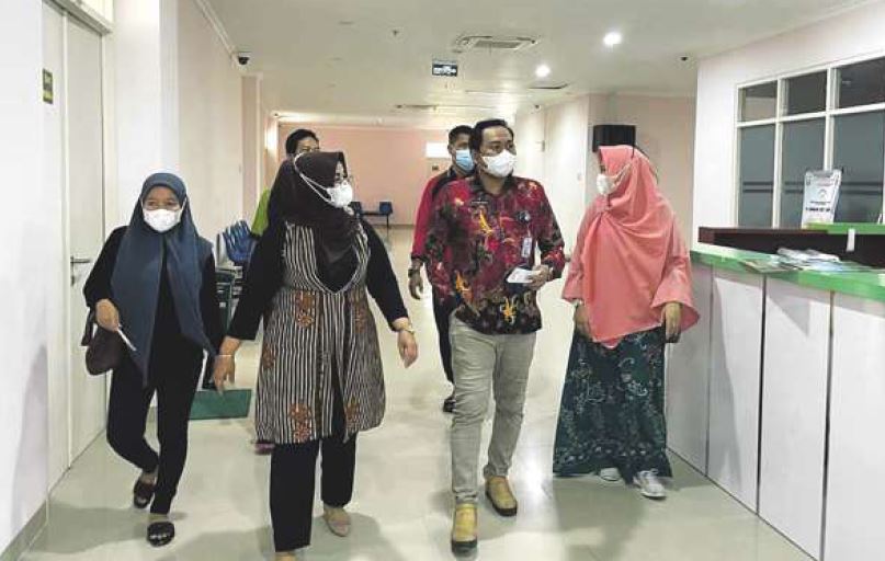 TINJAU: Wabup Kotim Irawati meninjau gedung RSUD dr Murjani Sampit, Sabtu (13/11).